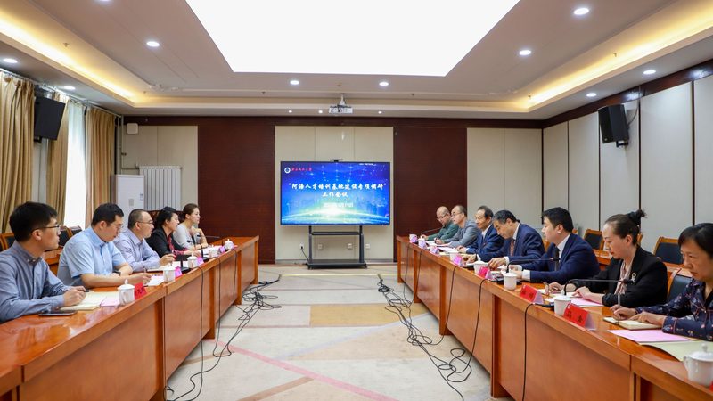 签订电工培训包就业合同时，首先要明确合同内容。合同应包括但不限于以下条款：