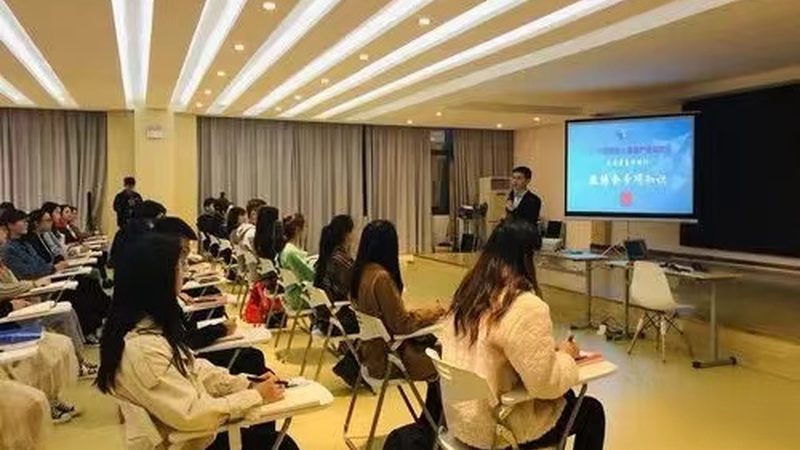 上海叉车证考试费用揭秘：费用构成与选择指南