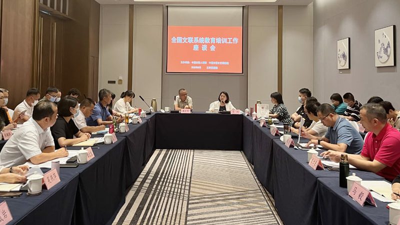 叉车操作后，应及时进行清洁和保养，以延长叉车的使用寿命。具体包括：